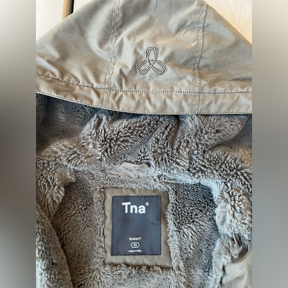 The short dark olive green winter coat (TNA)❄️ - Picture 2 of 4